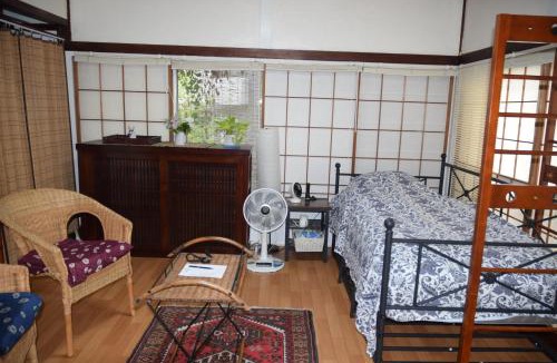 Katase Bed & Breakfast | EMS Enoshima クラシックアットホームハウス 寝室は個室 犬もOK