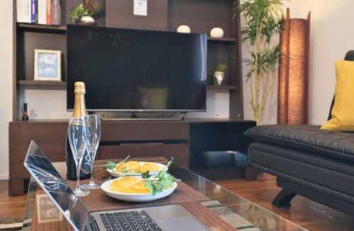 Marunouchi Apartment | 書斎でくつろぐスイートルーム