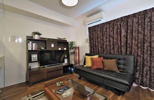 Marunouchi Apartment | 書斎でくつろぐスイートルーム