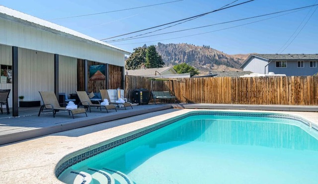 Sunny Pool & Hot Tub Bed & Breakfast in Wenatchee