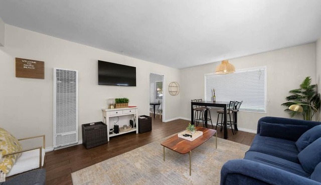 Stylish PB Bungalow, just Blocks to the Beach in San Diego
