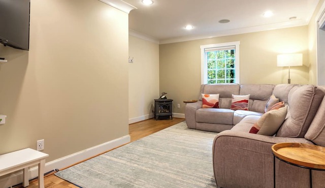 Mt Baker Ski Base: Fast Wi-Fi & Comfy Living Areas in Deming