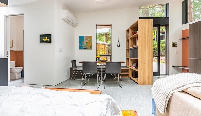 Hip Modern Studio in serene central Bellevue with AC, WiFi, Kitchen, TV in Bellevue
