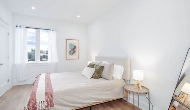 Modern 2BR Capitol Hill Apartment - 3 Min walk to Metro! in Washington