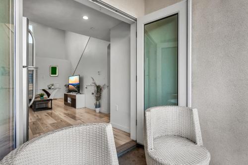 World Cup Stay 1BR Koreatown Loft Parking Close to Downtown LA in Los Angeles