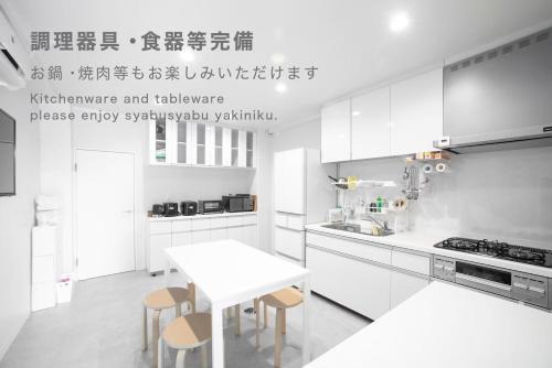 10minute walk from Gifu Station Private parking available for up to 2 cars Accommodates 18 people6 bedrooms Rooftop BBQ