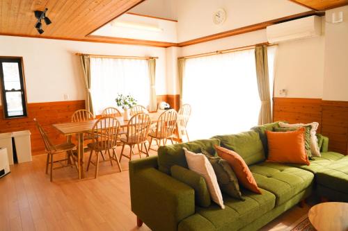 民泊 vacation rental "Seto Mori Lodge" Perfect for family trips sleeps up to 12 parking for 3 cars 15 minutes to Ghibli Park close to Nagoya Dome Toyota Museum and Toki Premium Outlets
