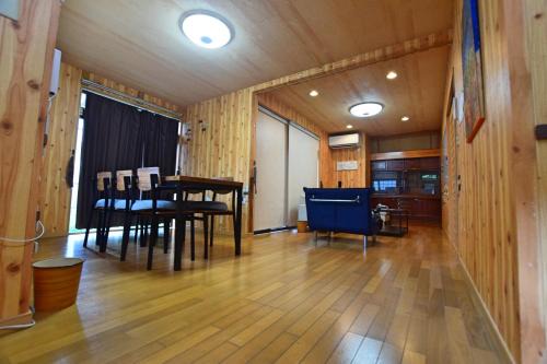 コテージ鹿留スマプロハウス ペットと泊まれる一棟貸し 富士急まで20分 2階建て3LDK最大8名 Wi-Fi完備