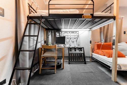 SHINBASHI Station A major hub station ideal for Tokyo sightseeing Numerous restaurants and eateries surround the station Enjoy your stay on the top floor of the building without worrying about noise Elevator available