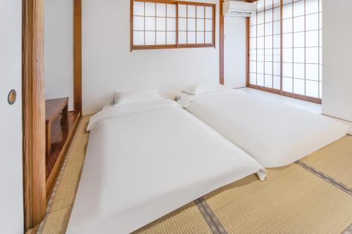 102Room,Free parking just a 7-minute walk from Koiwa tram stop This spacious 75-square-meter flats features two large bedrooms and can accommodate up to seven guests