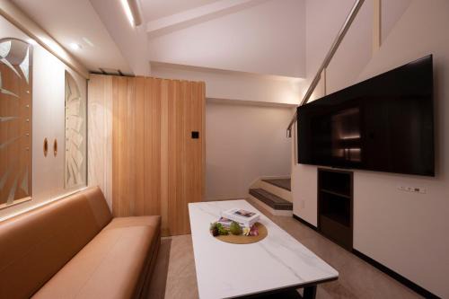 BE FREE HOTELS甲府は2025年8月にカップル専用のホテルをフルリノベーションした まったく新しいスタイルのホテルです様々なご利用者様の自由な過ごし方を提供するホテルとしてBE FREE HOTELsと名付けました