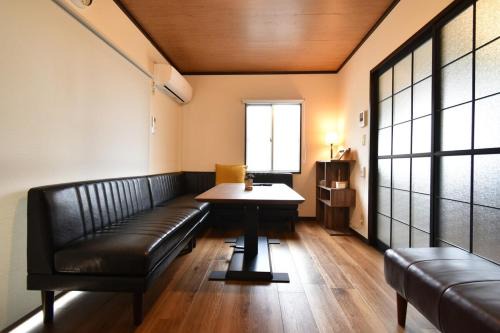 Long-term stays welcome! FREE Parking & bicycle Entirely private rental townhouse for up to 5 people, 17 minutes walk from station, 45 minutes direct to Tokyo
